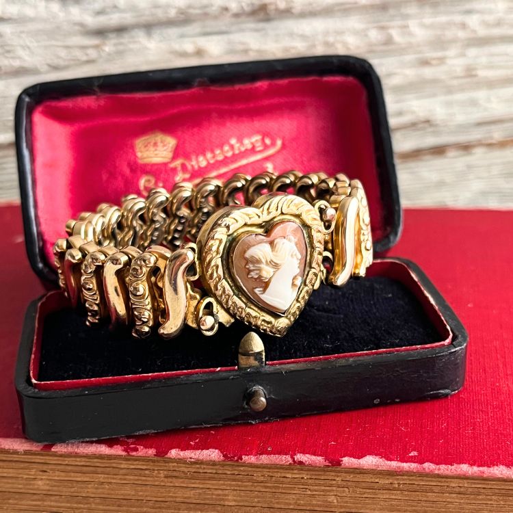 Vintage Sweet Heart Bracelet [1930~] [DFB Co. - Carmen] [Gold Field  Heartshaped Locket Top]