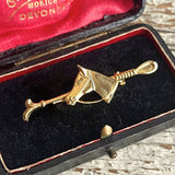 【ブローチ】馬　鞭　拍車　ゴールド　70’s USA デッドストック