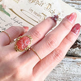 【リング】セルロイド　コーラルピンク　花彫りカボション　40’sイギリス