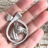 【ブローチ】馬　鎧　あぶみ　馬蹄　シャビー　マットシルバー　50'sイギリス