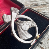 【ブローチ】馬　鎧　あぶみ　馬蹄　シャビー　マットシルバー　50'sイギリス