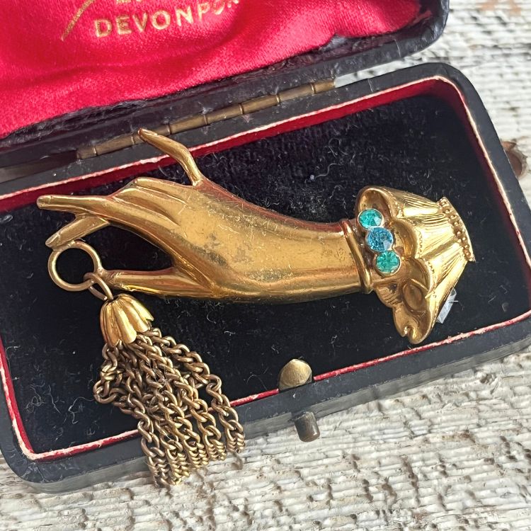 驚きの値段で コロ ブローチ】coro タッセルを持つハンド USA 30's hand アクセサリー