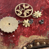 【ピアス】アシンメトリー　花　植物　ゴールド　パイ皿　60'sイギリス