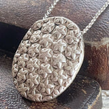 【ネックレス】花レリーフ　オーバル　マットシルバー　ロング　70’sフランス