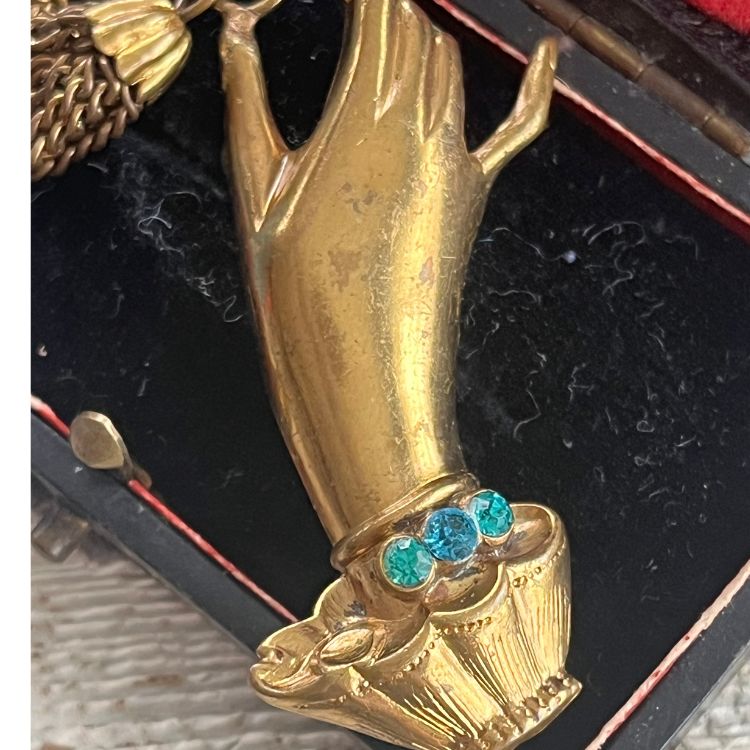 大人気！まとめ一覧 ブローチ】coro コロ タッセルを持つハンド hand 30's USA アクセサリー