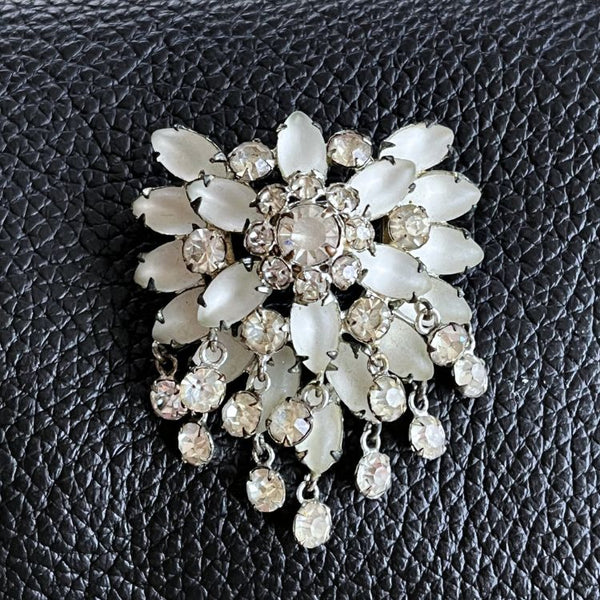 ブローチ】フロスティ シャンデリア 乳白色 60'sフランス ブロカント ブローチ】フロスティ シャンデリア 乳白色 60'sフランス ブロカント