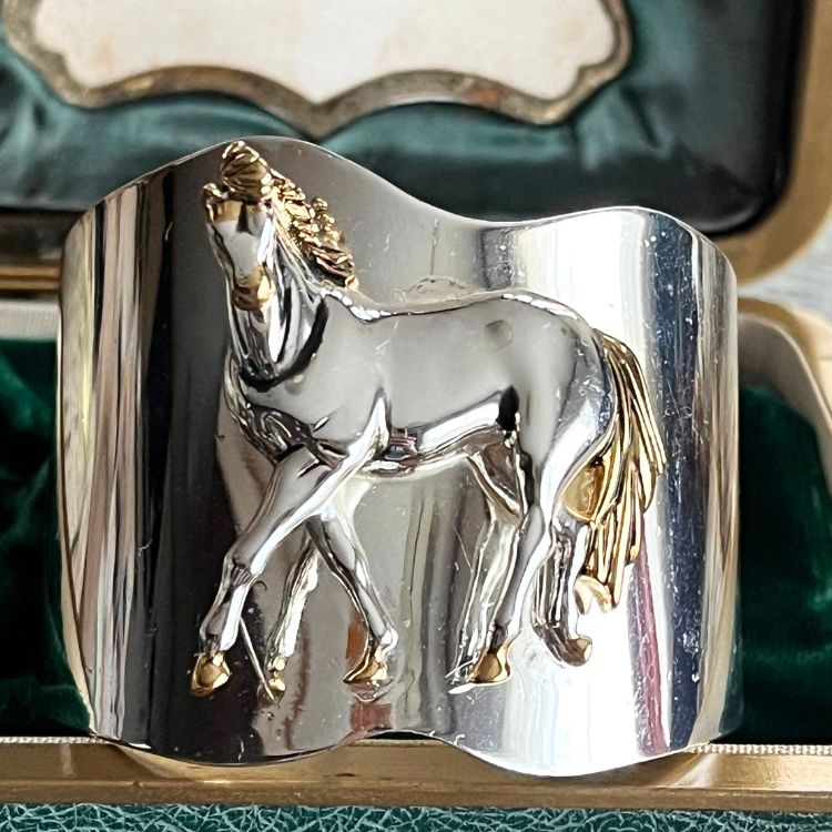 馬モチーフ 金属製オープンバングル ヴィンテージ1980年代 中古品レア 馬モチーフ 金属製オープンバングル ヴィンテージ1980年代 中古