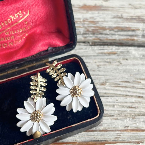 【ピアス】ホワイトガーベラ　花　ゴールドリーフ　八重咲　60’sフランス　