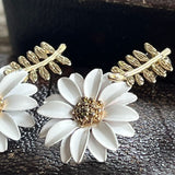 【ピアス】ホワイトガーベラ　花　ゴールドリーフ　八重咲　60’sフランス　