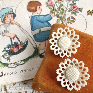 【イヤリング】セルロイド celluloid レーシー　花　アイボリー　40’sフランス