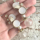 【イヤリング】Coro 花　ボタニカル　乳白色　フロスティ　コラージュ　ロング　60’s