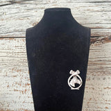 【ブローチ】馬　鎧　あぶみ　馬蹄　シャビー　マットシルバー　50'sイギリス