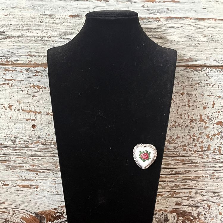 ブローチ】プチポワン petit point 薔薇 バラ刺繍 ハート 50'sフランス