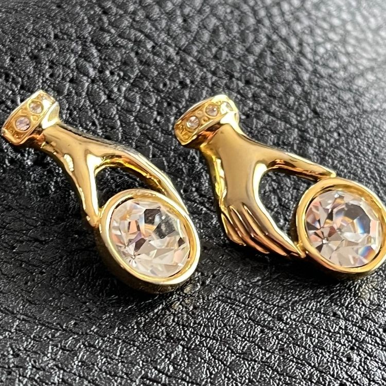 ピアス】クリスタルを持つハンドモチーフ hand フランスヴィンテージ 